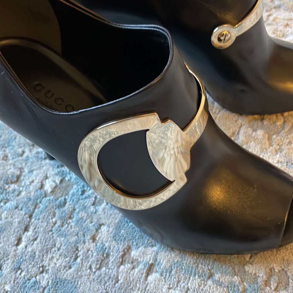 New in box Authentic Gucci Black heels and zipper in back Size 35.5 - Picture 2 of 7